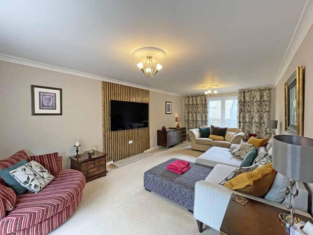 Temeraire Road 2 - Lounge 1.jpg