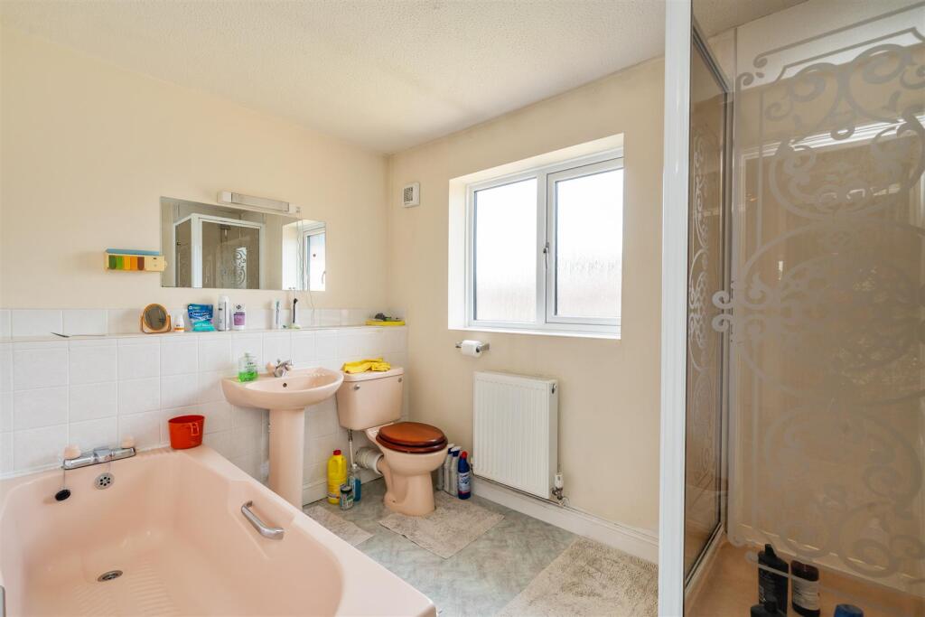 21 Swinbrook Way_10.jpg