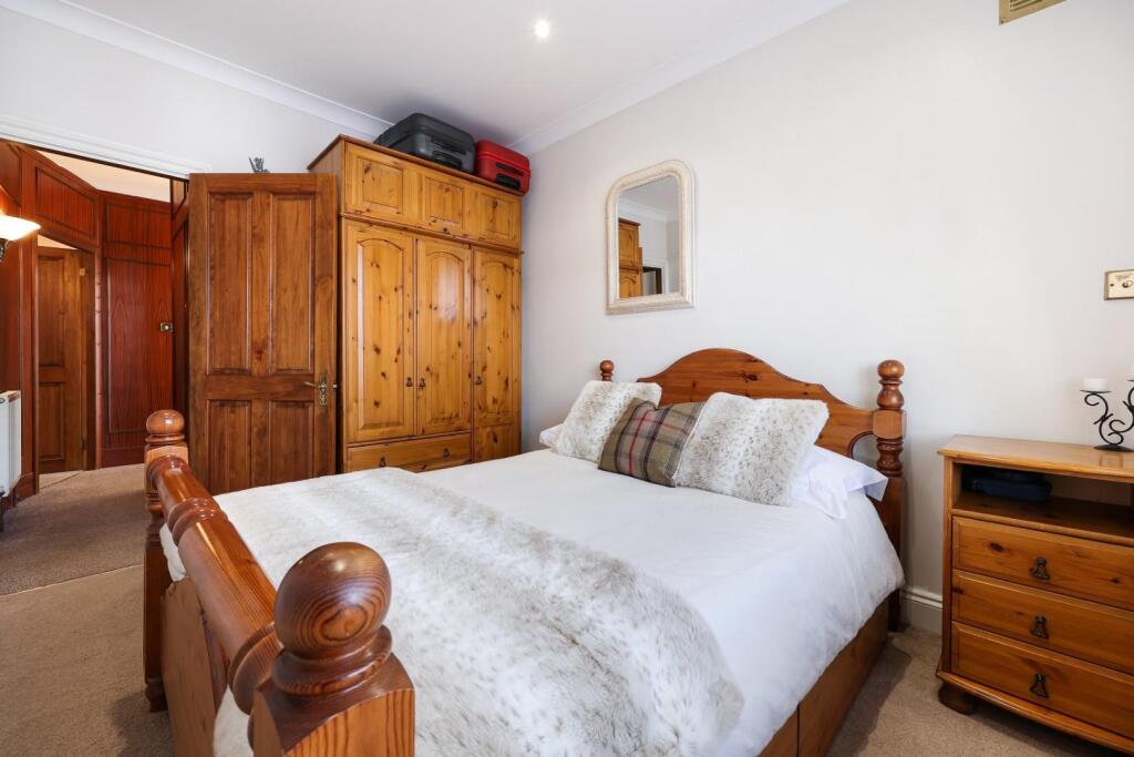 CHESTERFIELD ROAD 36 KT19 9QP (13).jpg
