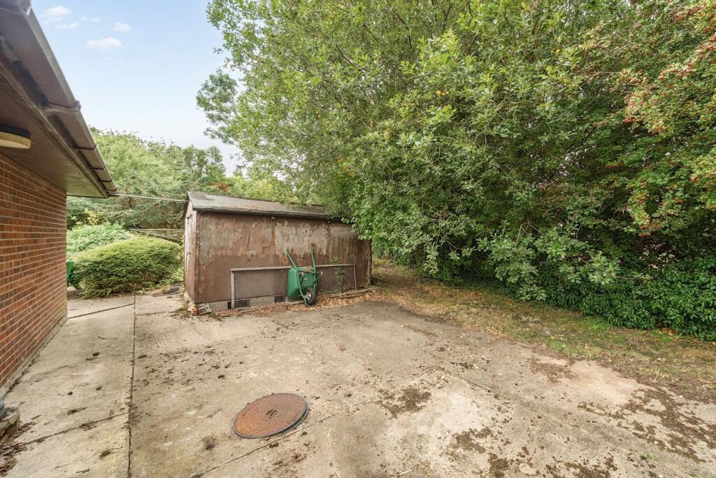 TO SIDE OF BUNGALOW.jpg