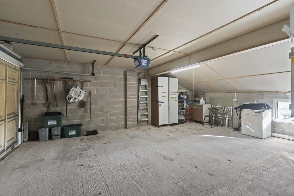 33 Mead Drive - Double Garage.JPG