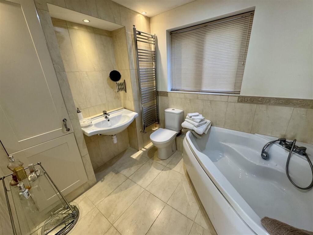 EN-SUITE BATHROOM