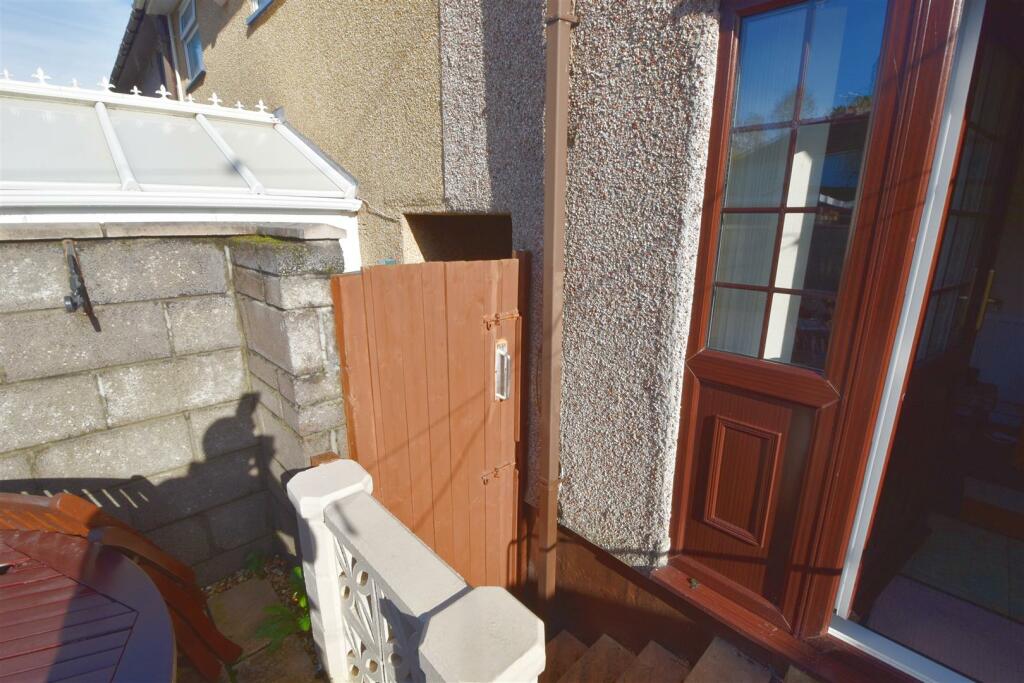 Access to alleyway to front.jpg