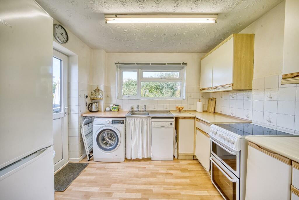 4 - kitchen.jpeg