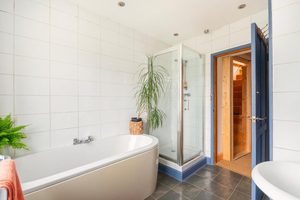 1B0H9HN - Bathroom A.jpg