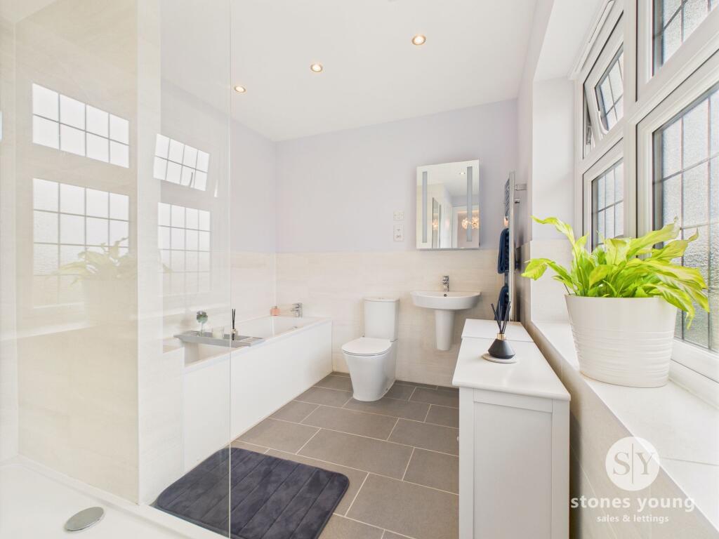 Master En-suite Bathroom