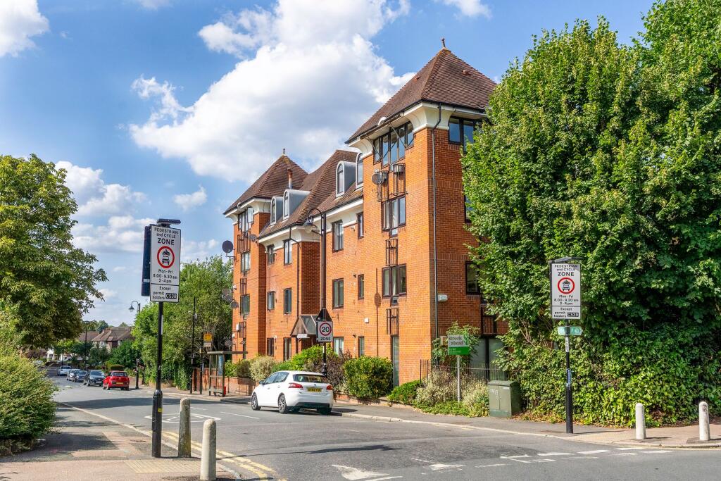 Exterior 2 For Sale 3 Bedroom Flat Conservatory Court Upper Nowood SE19 www.steele.london