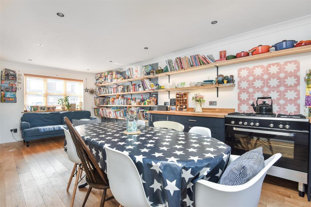 KITCHEN / DINING ROO