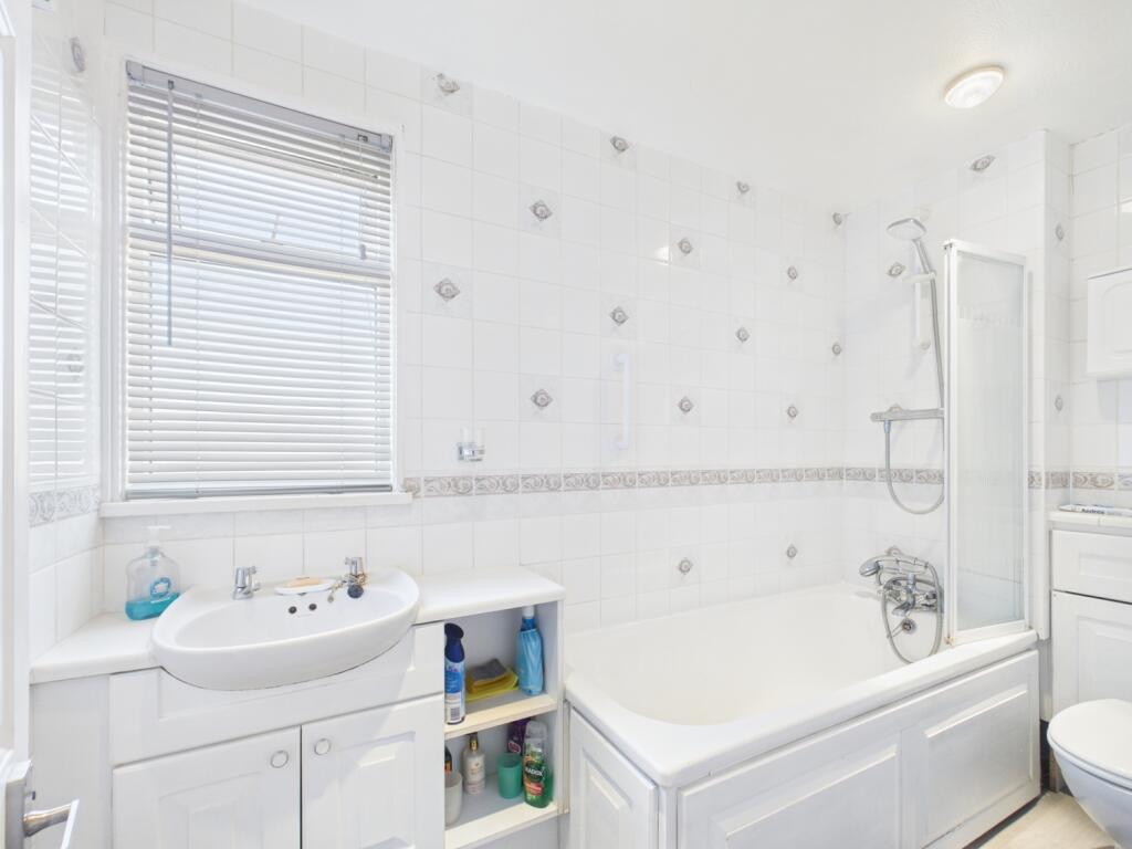 EweMove Basingstoke Estate Agents - Cleveland Clos