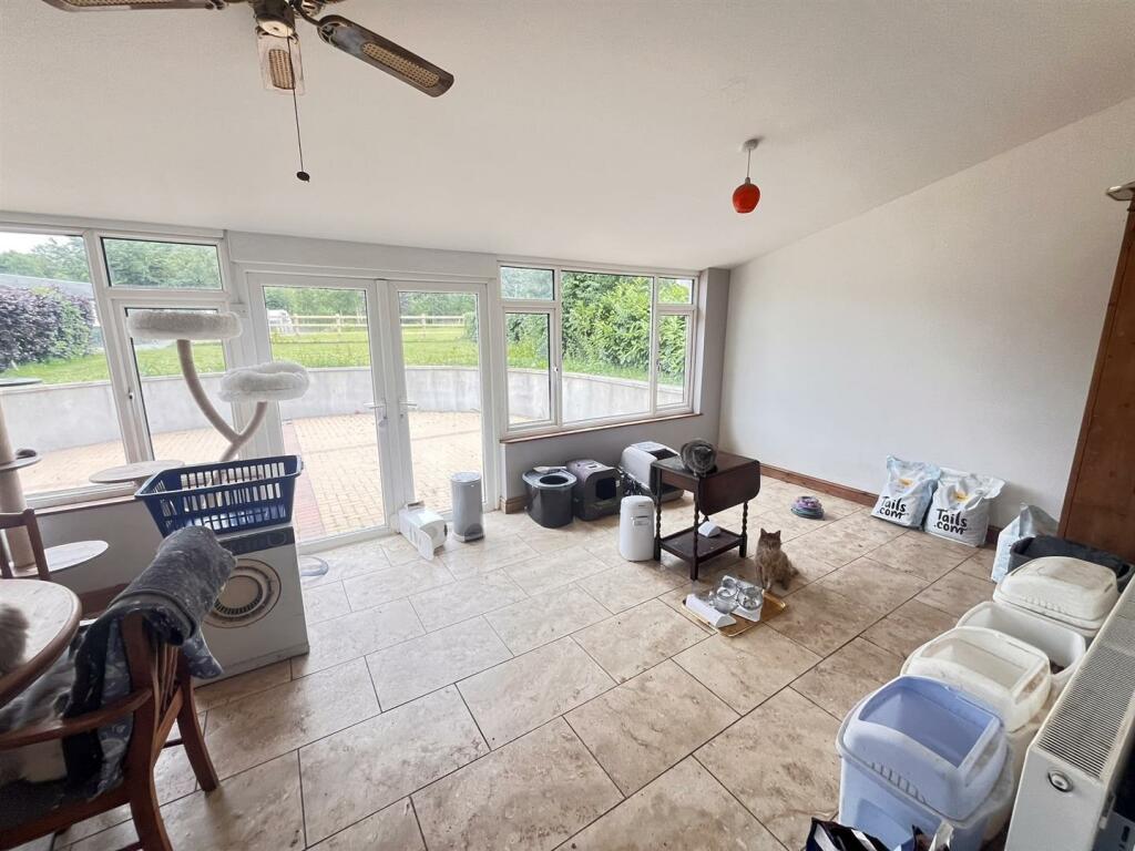 FEATURE REAR SUN LOUNGE