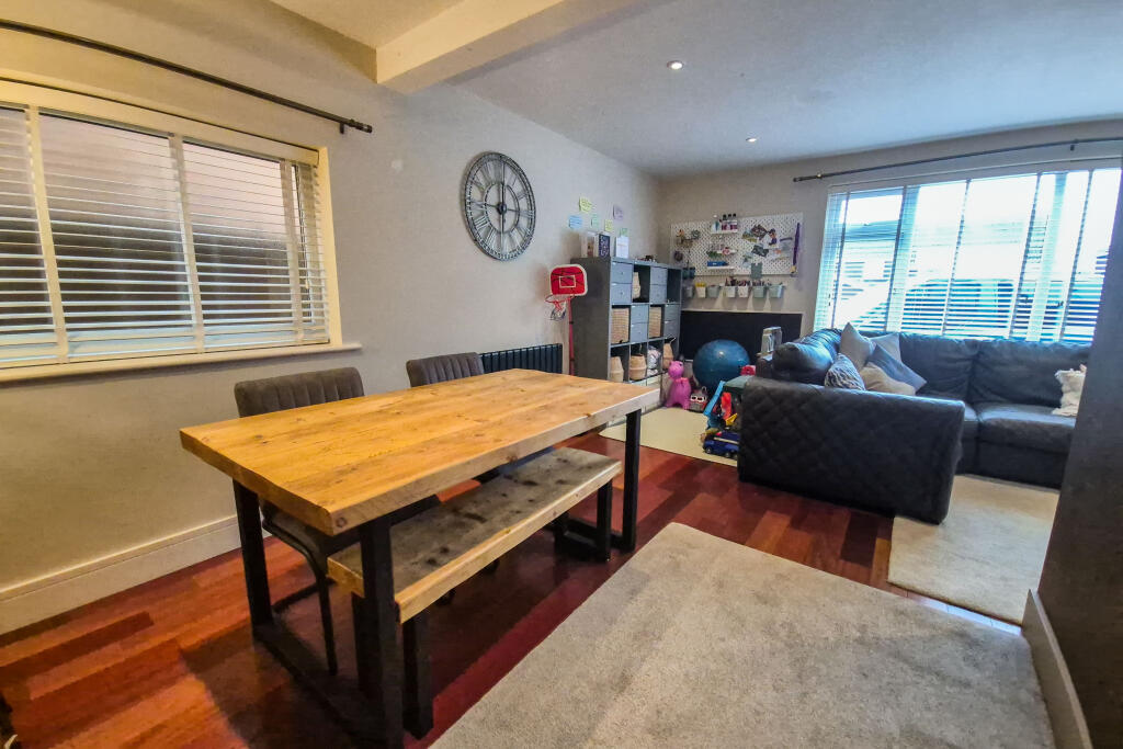 Lounge/Dining Room