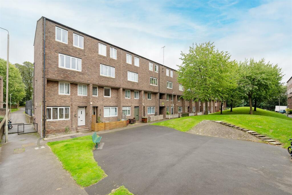 Dowdeswell Close Hi-16.jpg