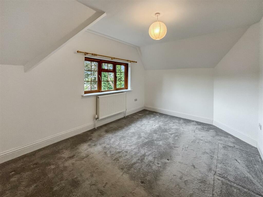 Bedroom 1.jpg