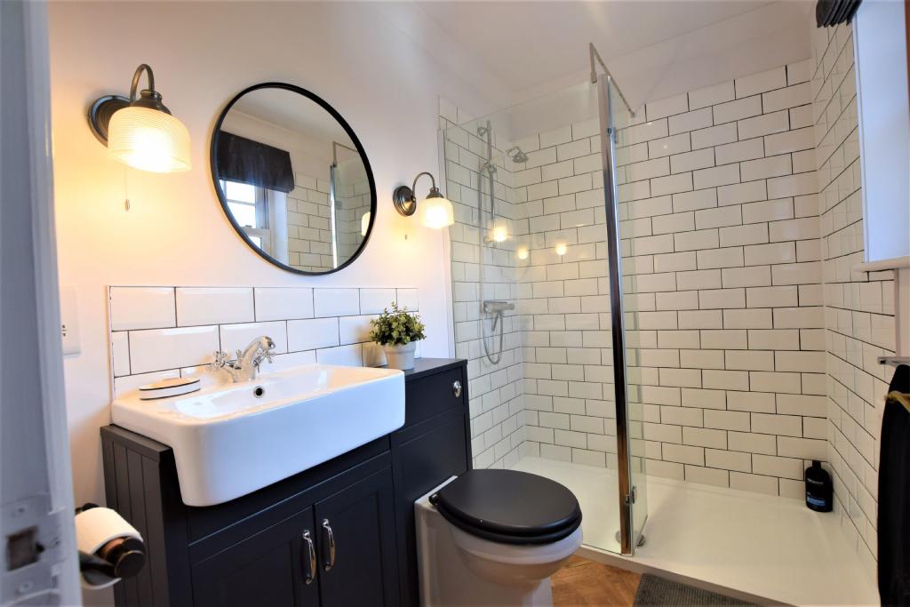 EN SUITE SHOWER ROOM