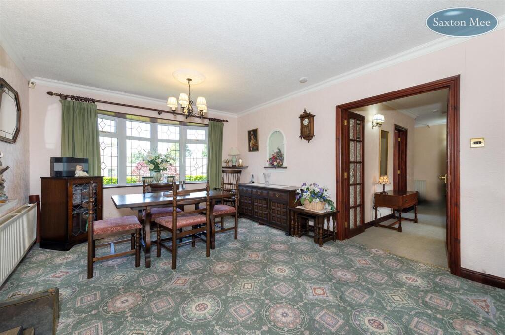 dining room 9375.jpg