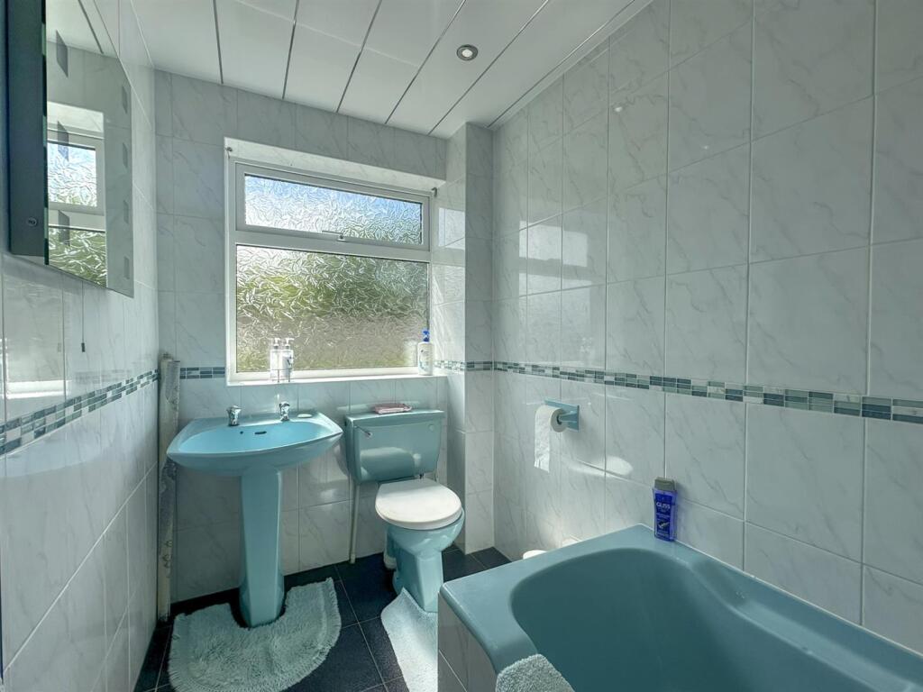 BATHROOM/WC