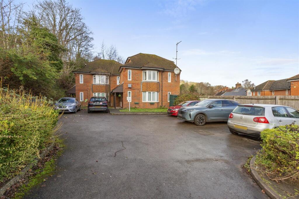 141d Totteridge Rd, HP13 6HR-13.jpg