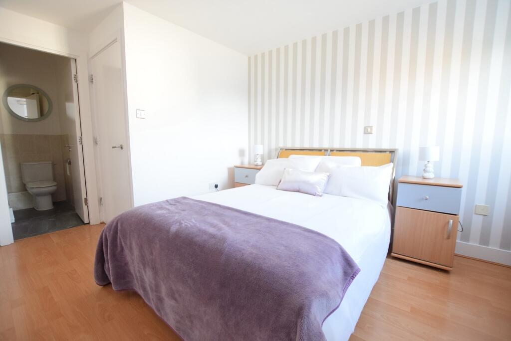 Principal bedroom with en-suite shower/wc