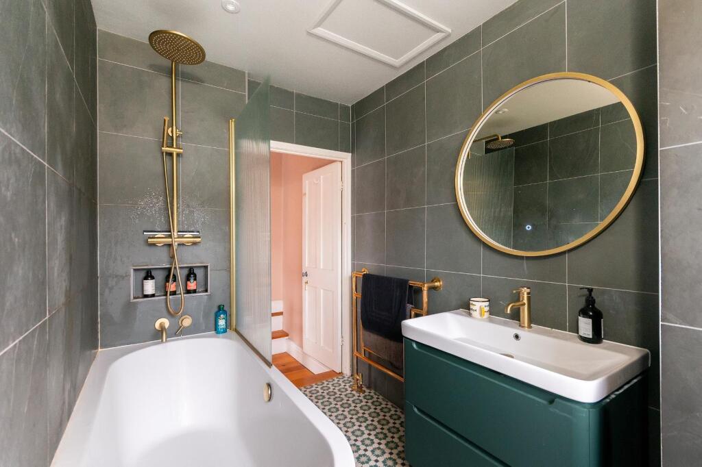 2K2WSSE - Bathroom A.jpg