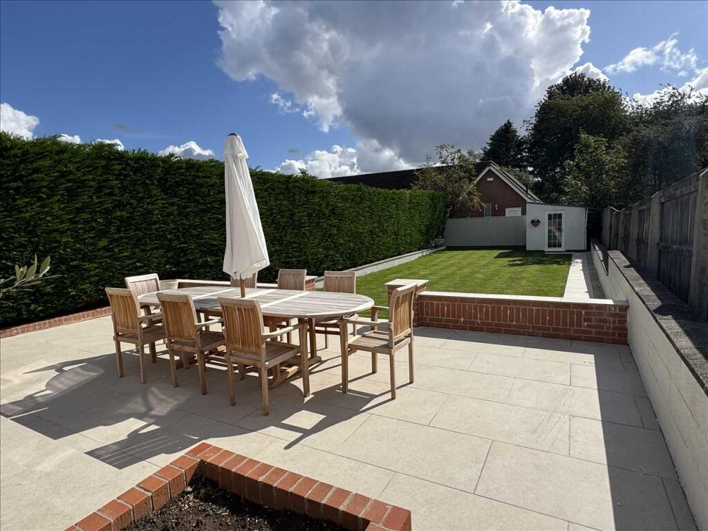 OUTDOOR LIVING