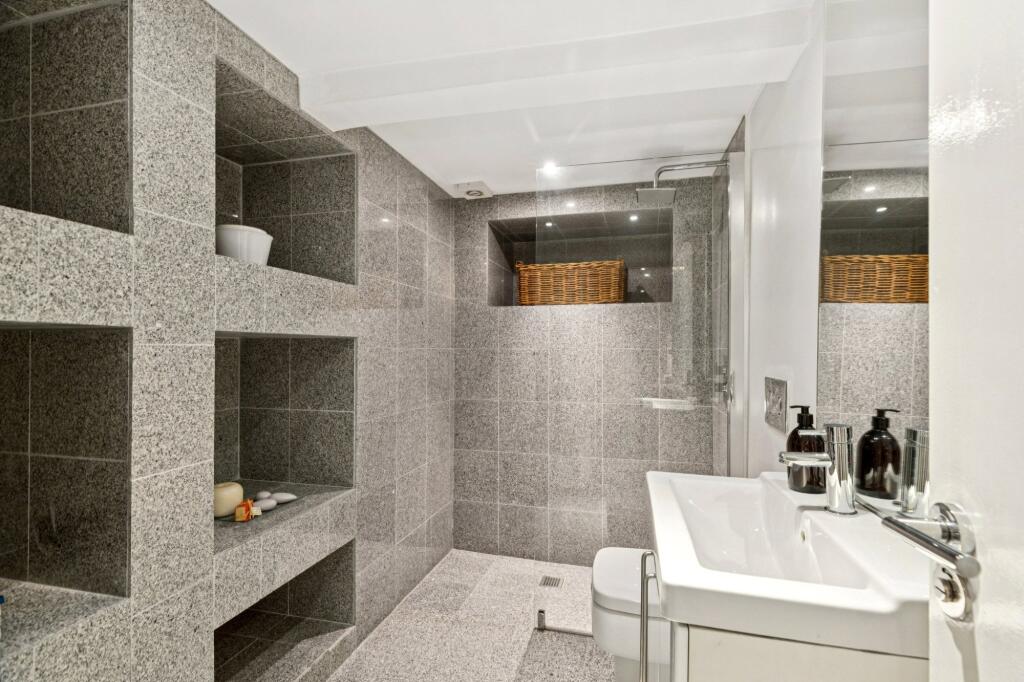 Shower Room (B)