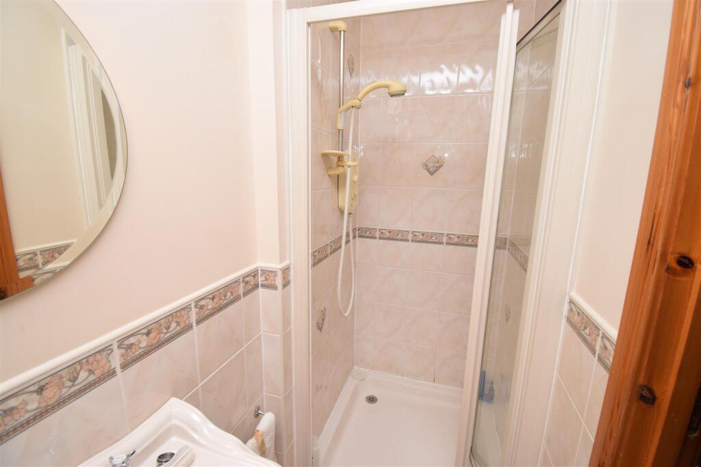 EN-SUITE SHOWER ROOM (2).JPG