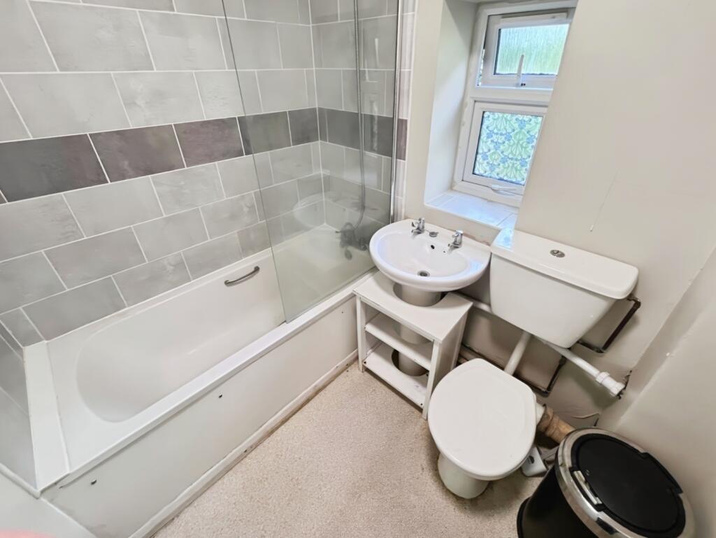 pbox-bathroom-329519.jpg