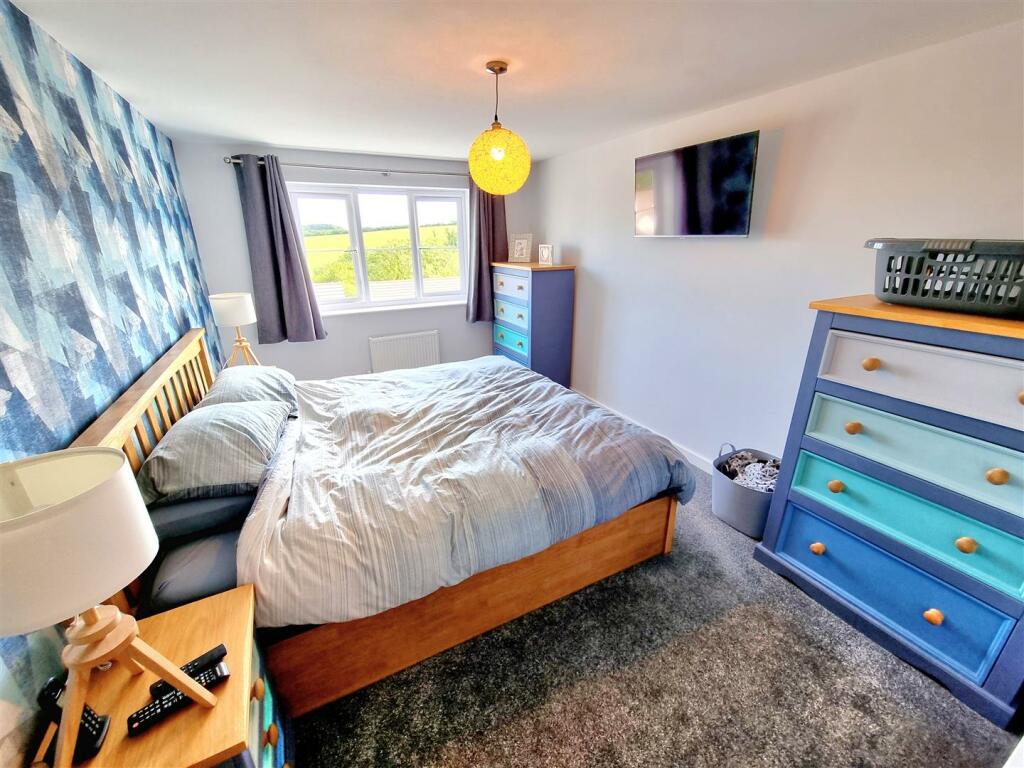 Bed 1.jpg