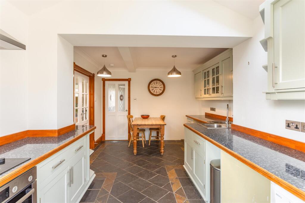Kitchen2.jpg