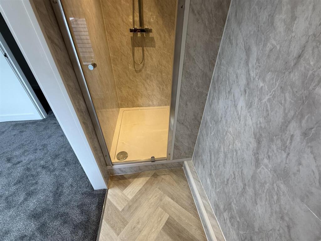 EN-SUITE SHOWER ROOM