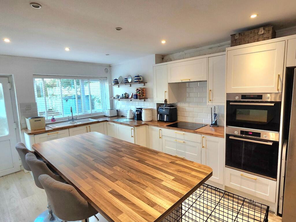 KITCHEN BREAKFAST ROOM