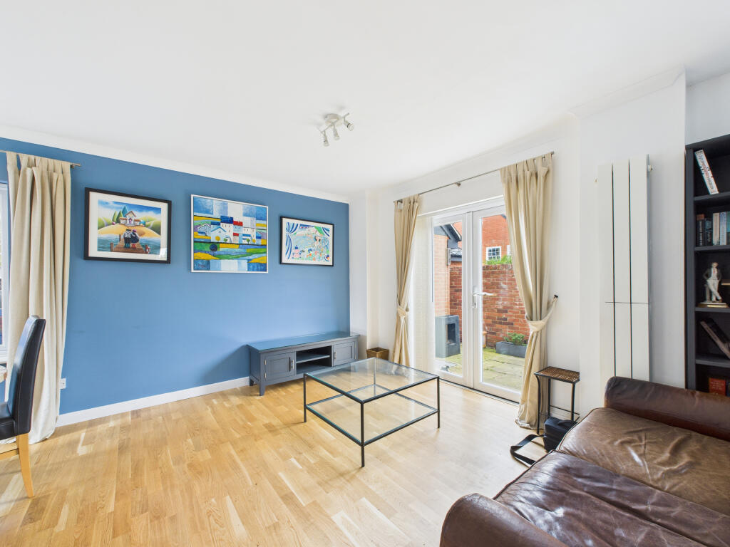 CAM02909G0-PR0504-STILL002