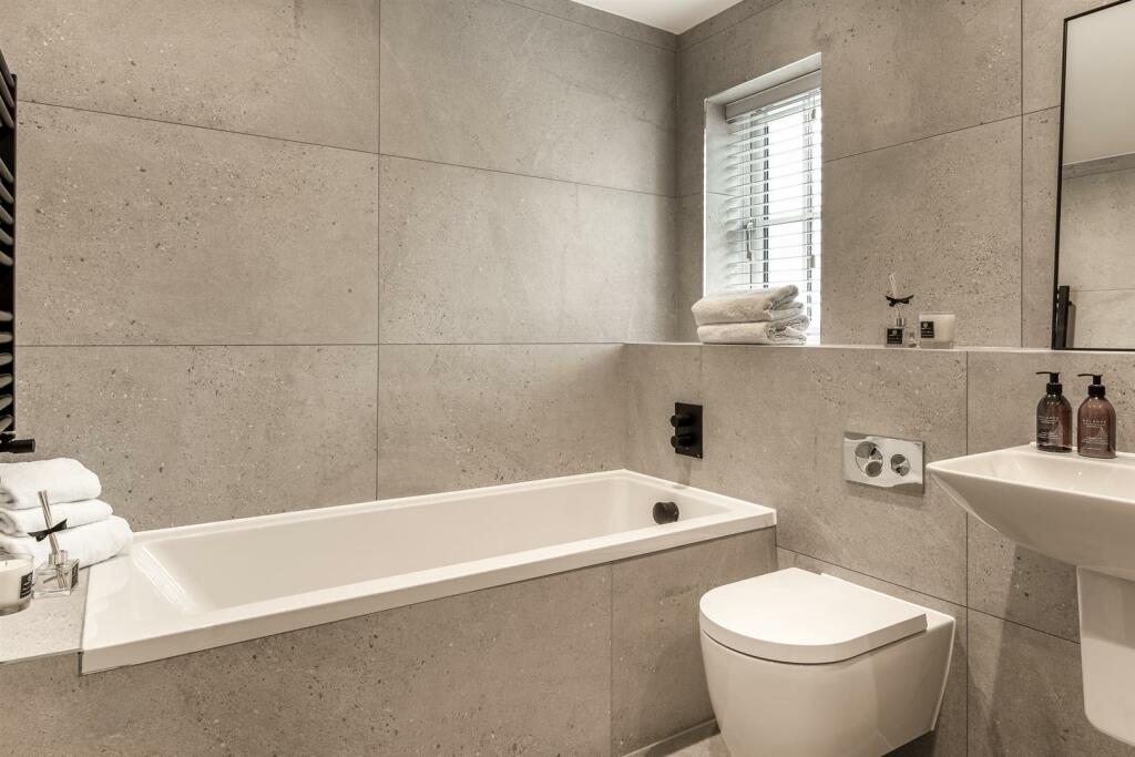 Bathroom 2.jpg