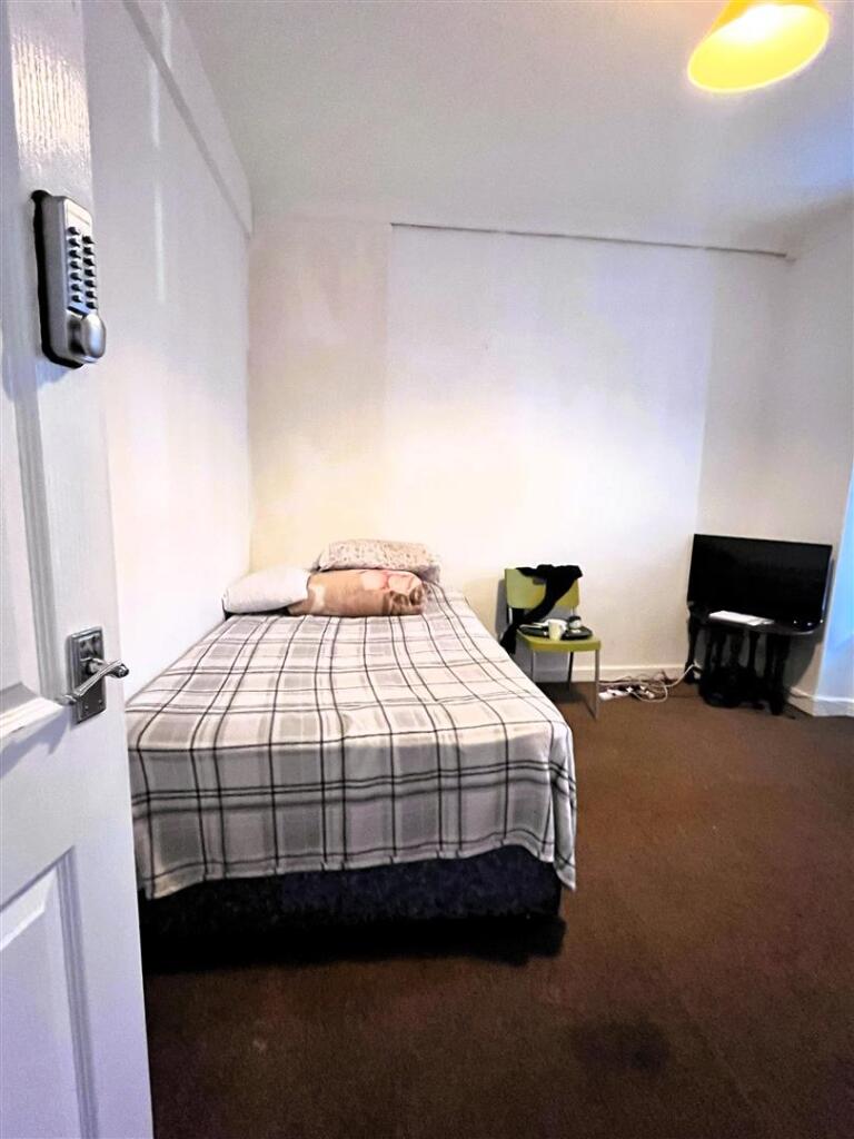 Bedroom 1 25 Lambton.jpg