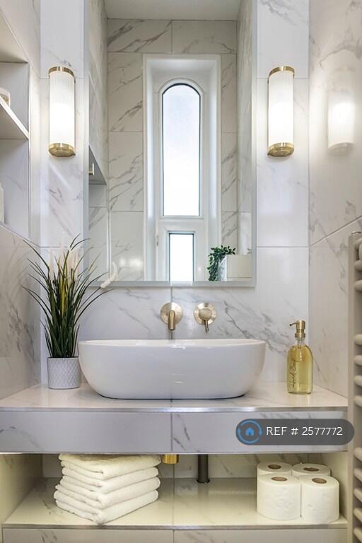 Master Bedroom En-Suite Bathroom