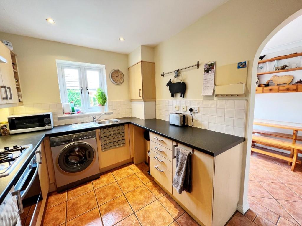 Kitchen pic 2.jpg