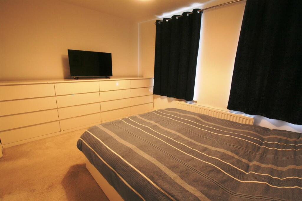 kingst,flat7,bedpic2.JPG