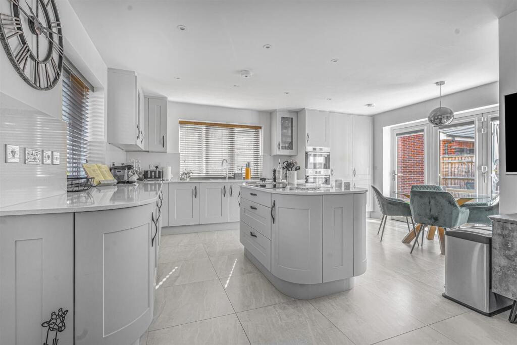 Kitchen / Breakfast Area