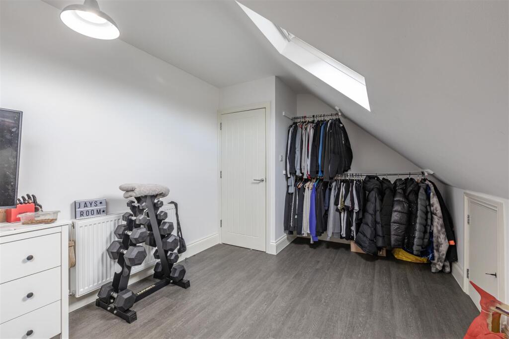 28 Cornwall Avenue, Byfleet, KT14 7EY - 4.jpg