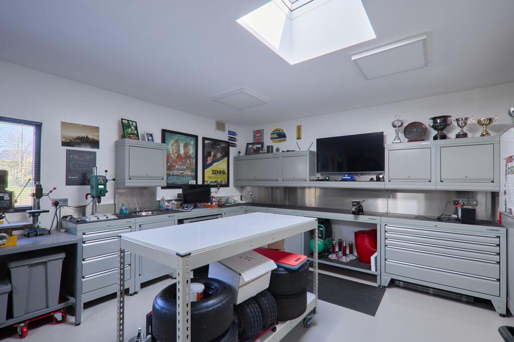 Garage/Workshop