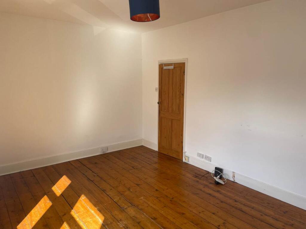 Bedroom 1 pic 2