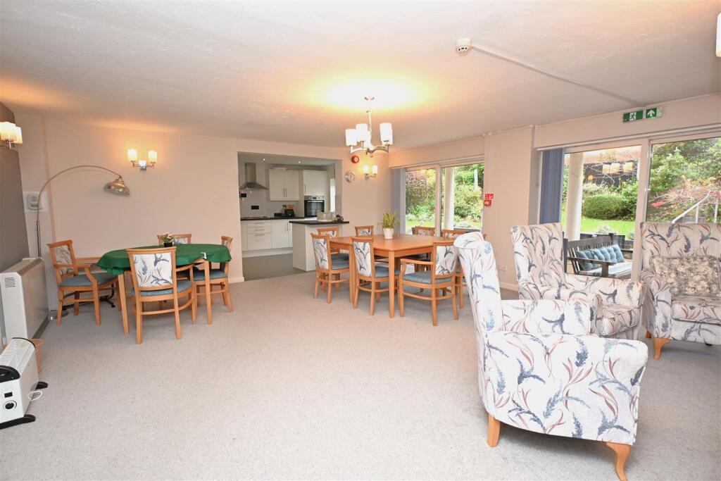 Communal Lounge/ dining area