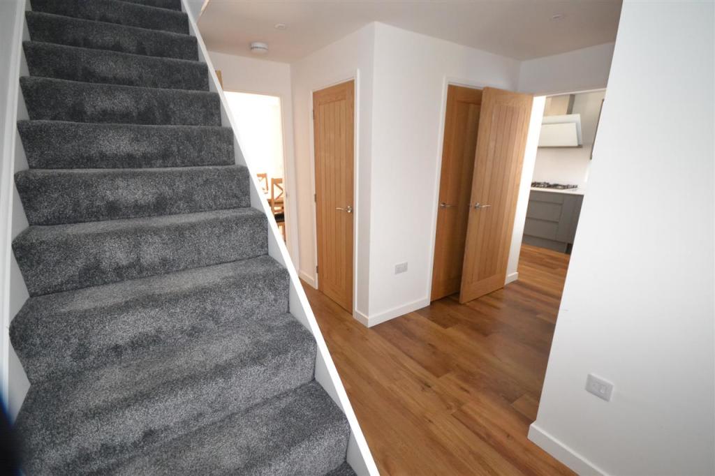 SPACIOUS HALLWAY