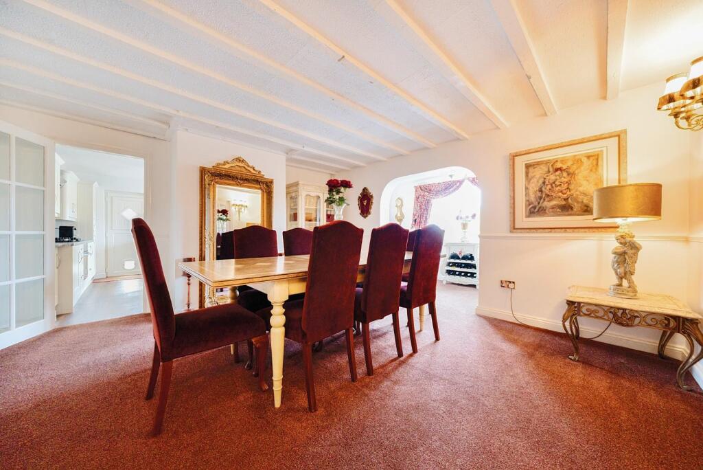 DINING ROOM.jpg
