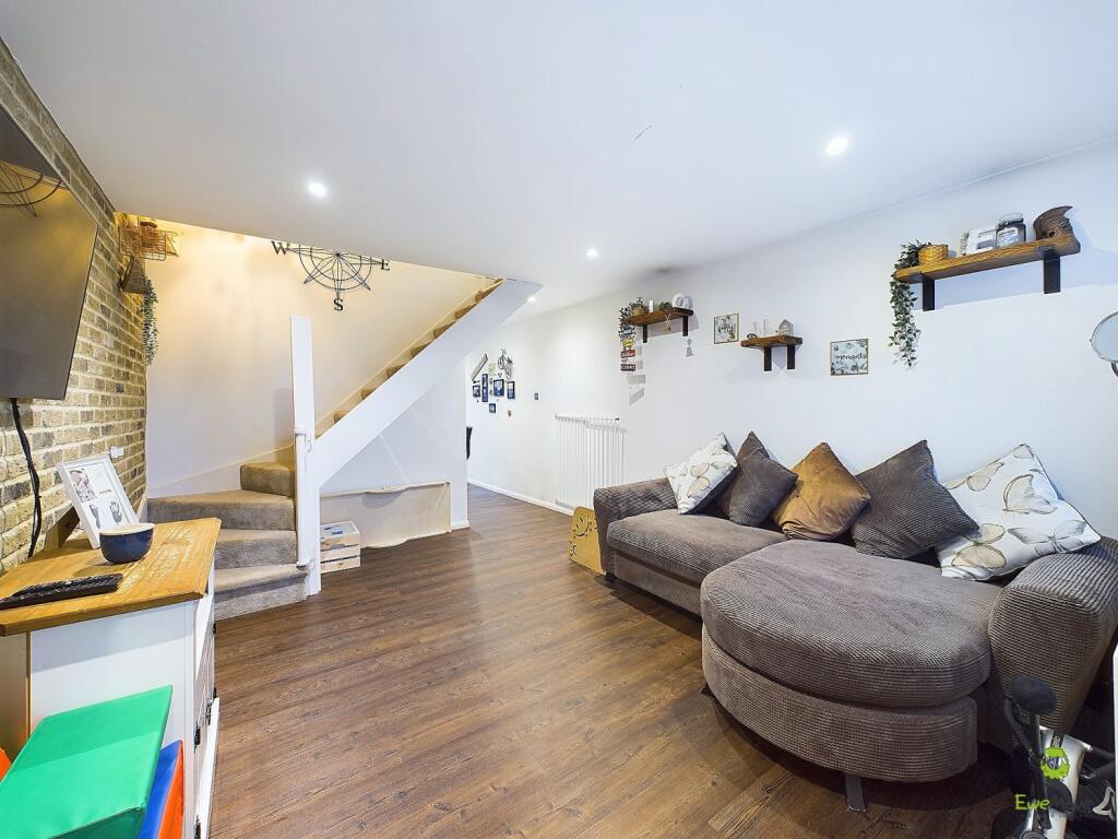 CAM04399G0-PR0008-STILL001