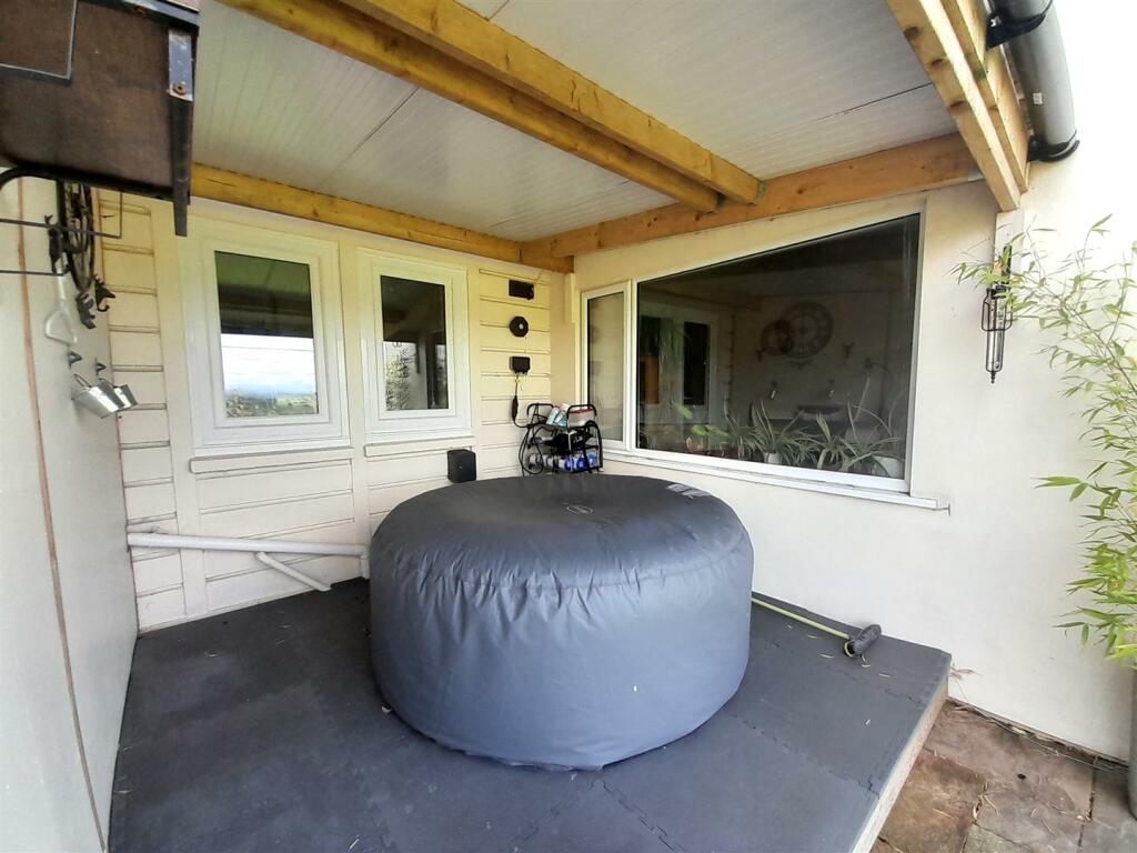 hot tub area.jpg