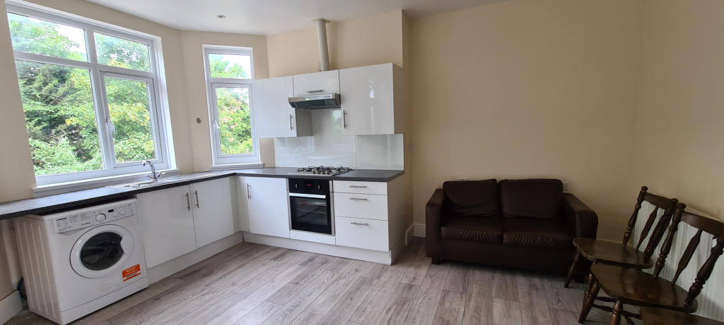KITCHEN/ LOUNGE