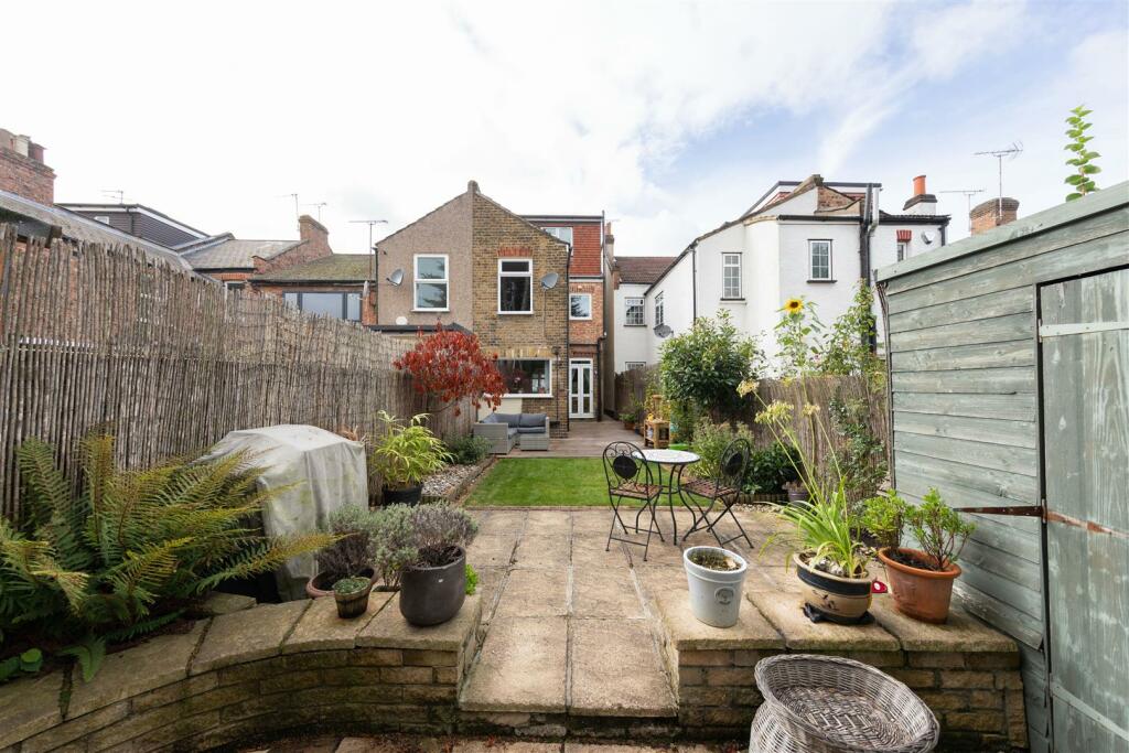 Woodville Road, E18