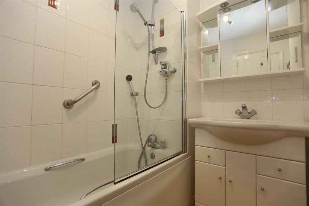 16 Derek House bath.JPG