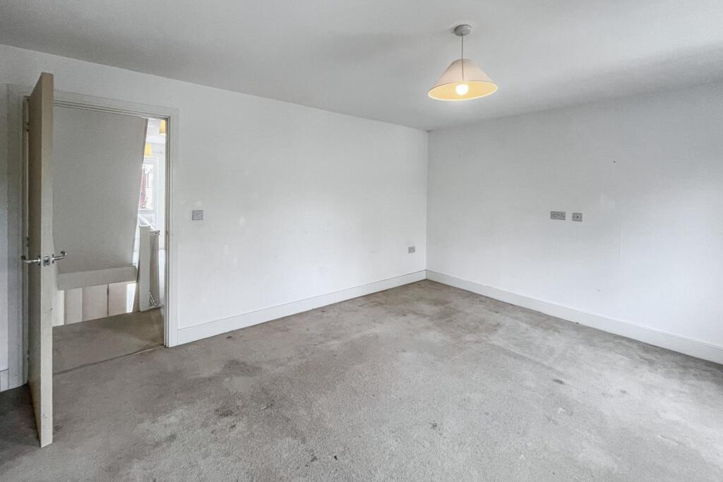 40 Reynolds Avenue, Redhill, Surrey, RH1 1TJ